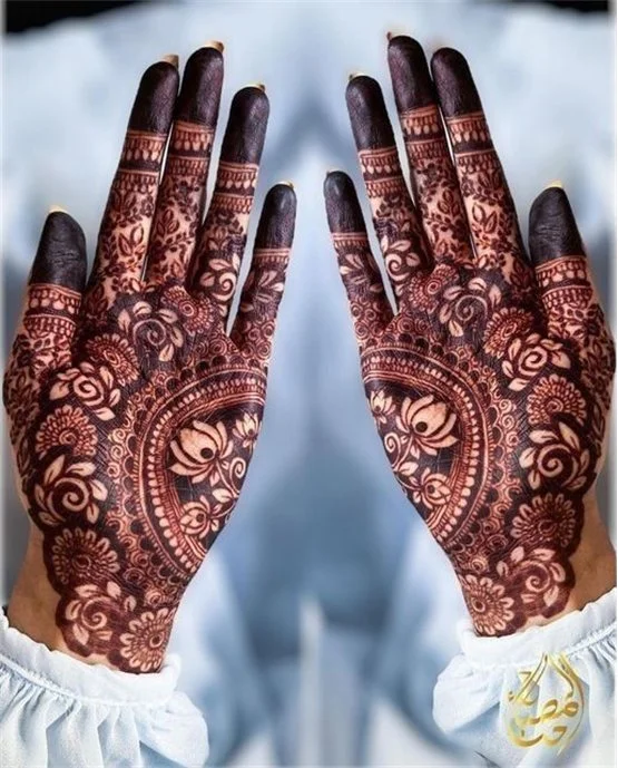 Stunning Dots With Tassel Along Front Hand Mehndi Design Stunning Dots With Tassel Along Front Hand Mehndi Design